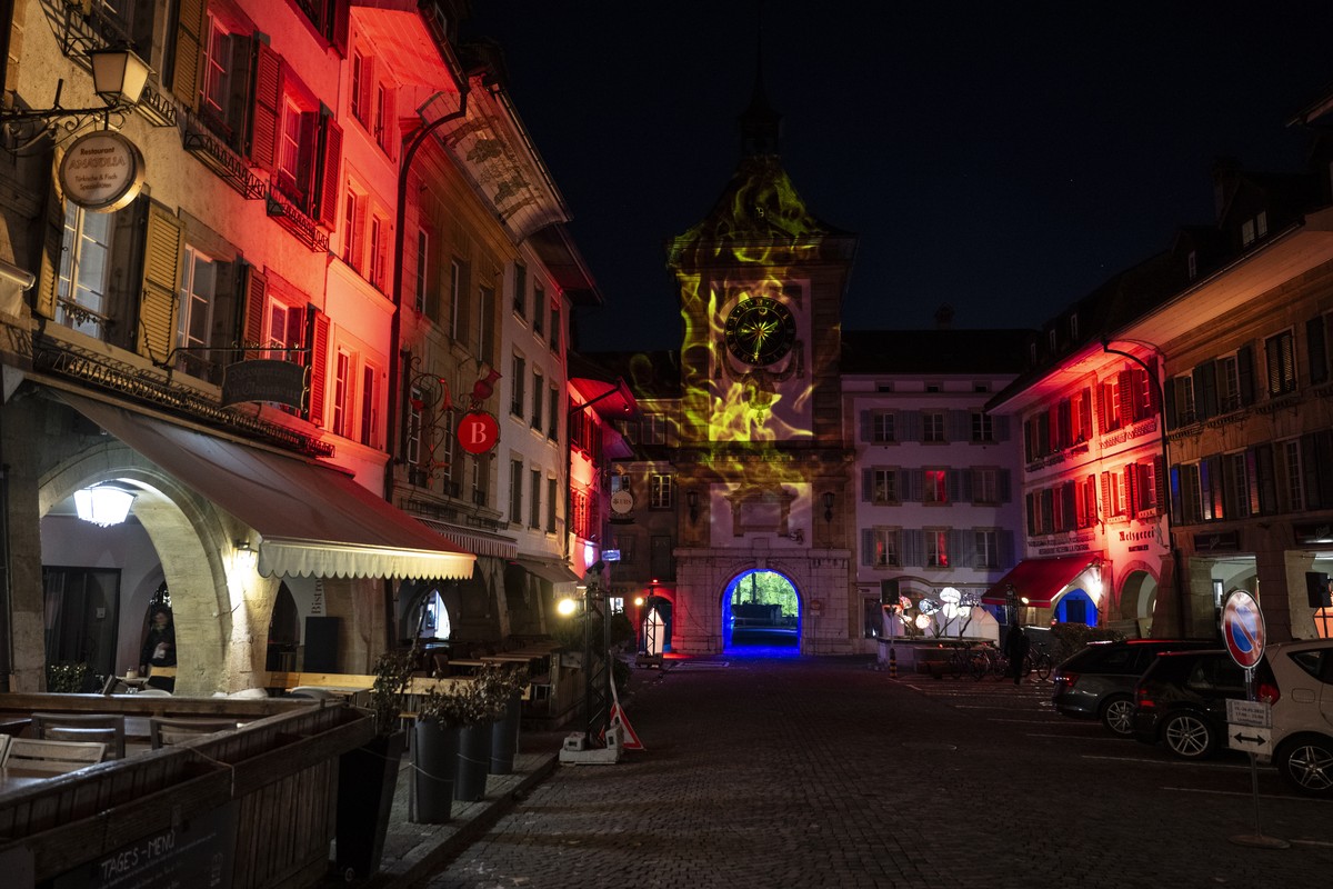 Die Innenstadt ist beleuchtet beim Probelauf zum Murten Lichtfestival, am Dienstag, 14. Januar 2025, in Murten. (KEYSTONE/Peter Schneider)