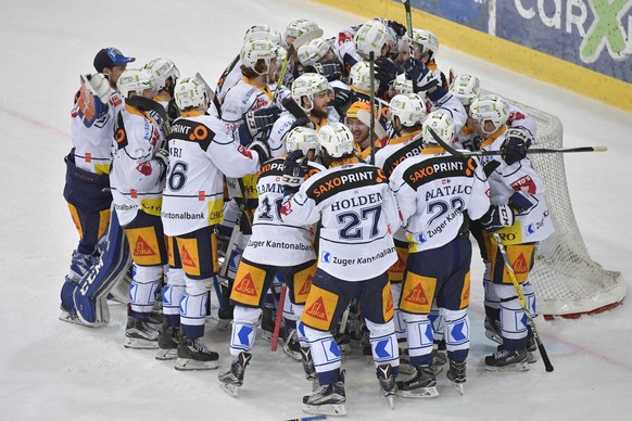 Die Zuger freuen sich nach ihrem 3:5 Sieg und den Sieg gegen die Davoser auf ihren Einzug ins Finale, im sechsten Eishockey Playoff-Halbfinalspiel der National League A zwischen dem HC Davos und dem E ...