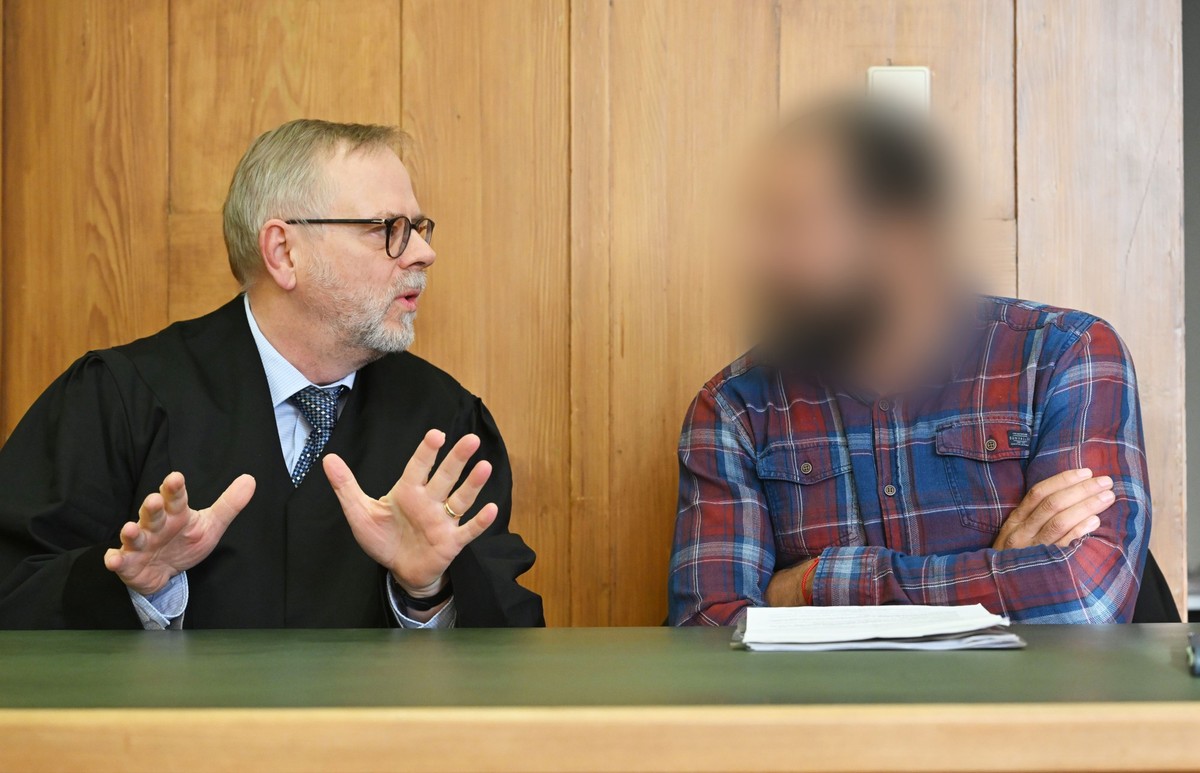 12.11.2025, Baden-W�rttemberg, Ettenheim: Der Angeklagte (r) in einem Prozess wegen fahrl�ssiger K�rperverletzung bei einer Wassershow im Europa-Park Rust, wartet im Amtsgericht Ettenheim zusammen mit ...