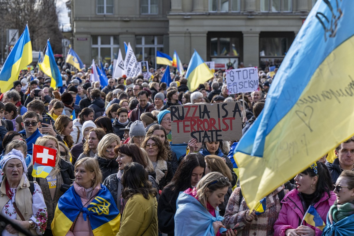 Personen anlaesslich einer Kundgebung gegen den Krieg in der Ukraine, am Samstag, 24. Februar 2024, in Bern. Der Russische Angriffskrieg in der Ukraine dauert nun bereits zwei Jahre. (KEYSTONE/ Peter  ...