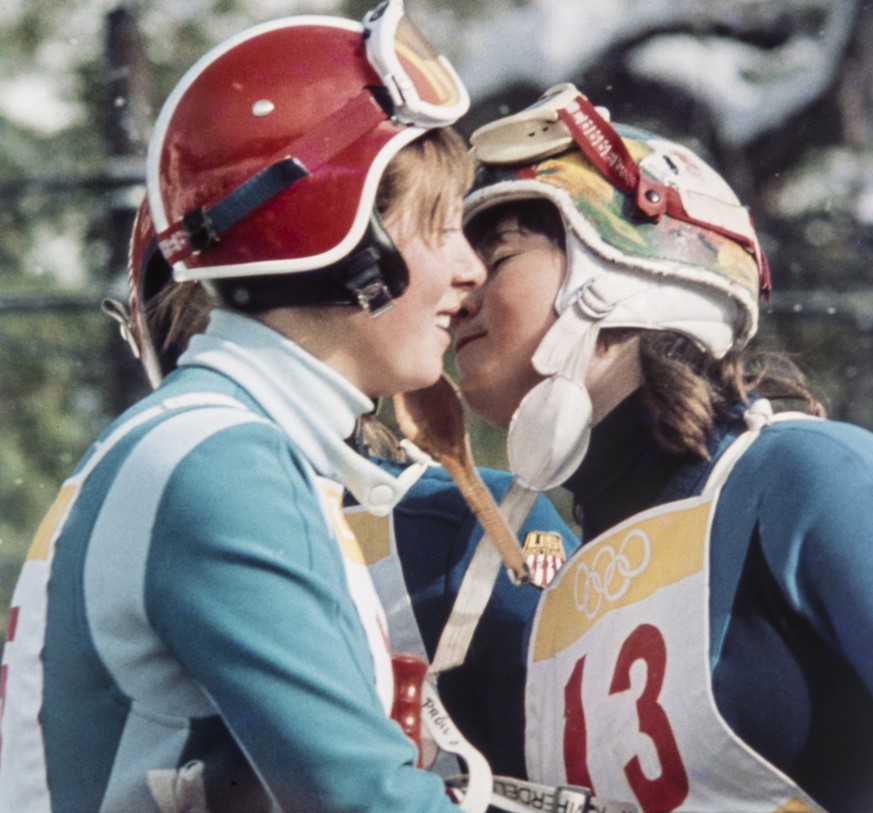 Sport, immer voller homoerotischer Momente ... Annemarie Proell (Oesterreich, links) gratuliert Marie-Theres Nadig zu ihrem Abfahrtssieg 1972 in Sapporo.&nbsp;