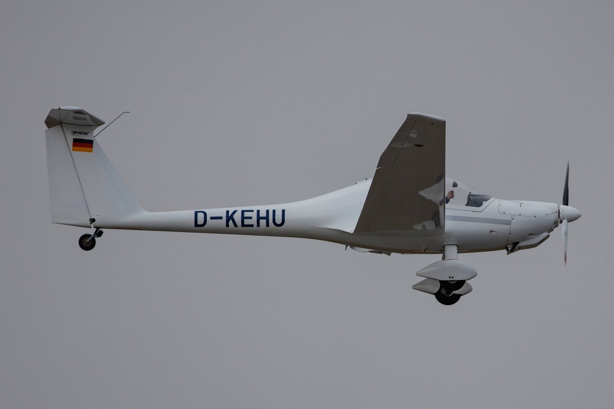 Die Diamond HK36 Super Dimona DIMO mit der Registrierung D-KEHU MSN: 36385 landet am Flughafen Hamburg Finkenwerder EDHI/XFW. Hamburg Hamburg Deutschland *** The Diamond HK36 Super Dimona DIMO with re ...