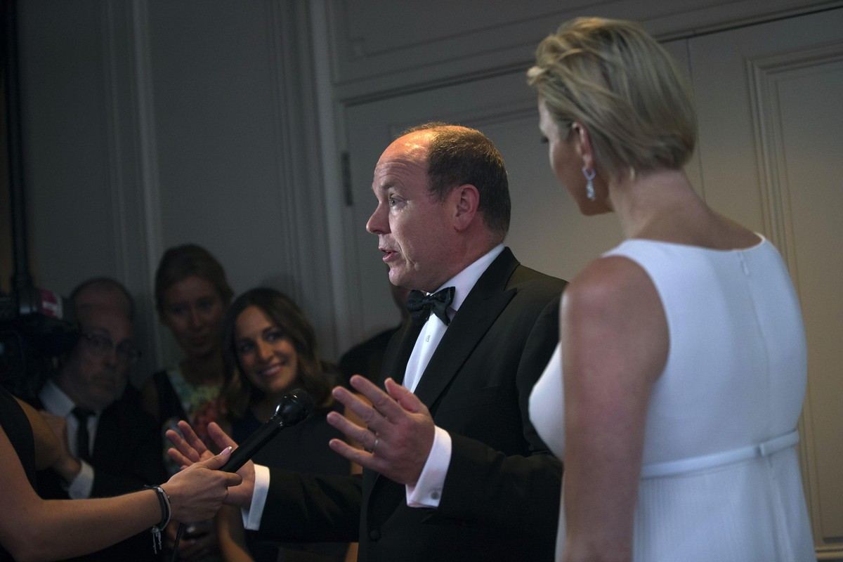 Soooo gross werden die Zwillinge:&nbsp;Prinz Albert II. erklärt den Journalisten, was Sache ist.&nbsp;