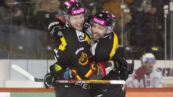 Victor Ejdsell (SCB), links, jubelt nach seinem Tor zum 5-2 mit Romain Loeffel (SCB), rechts, im Eishockey Spiel der National League zwischen dem SC Bern, SCB, und dem SC Rapperswil-Jona, SCRJ, am Fre ...