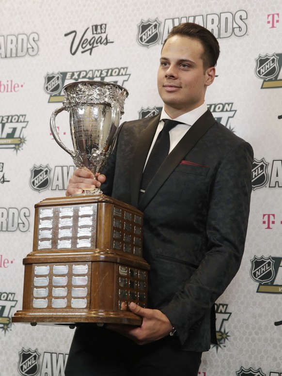 Auston Matthews of the Toronto Maple Leafs holds the Calder Memorial Trophy after winning the award during the NHL Awards, Wednesday, June 21, 2017, in Las Vegas. (AP Photo/John Locher)