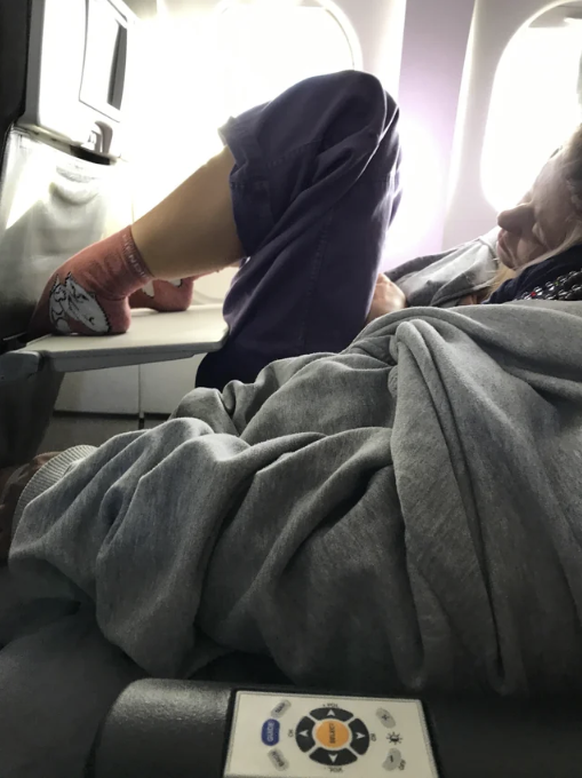 Lustige Schlafpositionen im Flugzeug