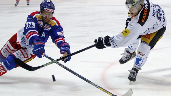 Kloten Flyers Verteidiger Patrick von Gunten, links, gegen EV Zug Stuermer Marc Marchon waehrend dem Eishockey-Meisterschaftsspiel der National League A zwischen den Kloten Flyers und dem EV Zug am Mi ...