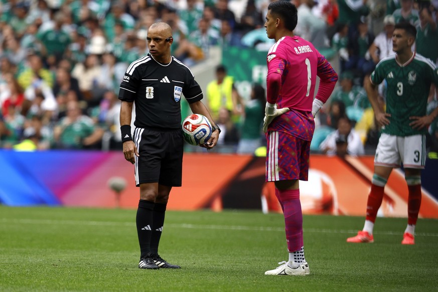 epa13031541 Brazilian referee Wilton Sampaio during the FIFA World Cup 2026 Group A match between Mexico and South Africa in Mexico City, Mexico, 11 June 2026. EPA/SASHENKA GUTIERREZ