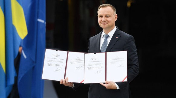 epa10086418 Polish President Andrzej Duda during the signing ceremony of law draft legislation that authorises him to ratify Finland's and Sweden's Nato accession in Gdynia, northern Poland, ...