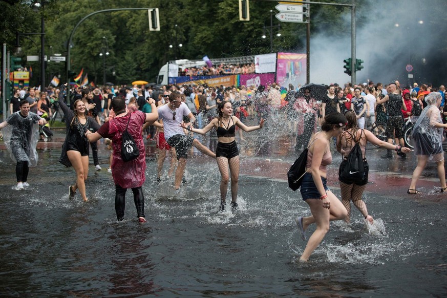 Nach starkem Regenfall tanzen Menschen am 22.07.2017 in Berlin beim Christopher Street Day (CSD) unter dem Motto «Mehr von uns - jede Stimme gegen rechts» fuer die Rechte von schwulen, lesbischen, bi- ...