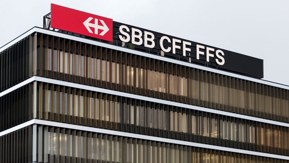 ZUR BILANZMEDIENKONFERENZ DER SBB, AM DONNERSTAG, 26. MAERZ 2015, STELLEN WIR IHNEN FOLGENDES ARCHIVBILD ZUR VERFUEGUNG - Das Logo der SBB am neuen Hauptsitz (von Architekten Lussi und Halter) aufgeno ...