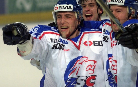 Kollektiver Jubel der Zuercher nach dem 2-0 Treffer gegen Lugano von Rolf Schrepfer, Martin Kout, Patric Della Rossa und Andreas Zehnder, vlnr, am Dienstag 28. Maerz 2000, im Play Off Final ZSC Lions  ...