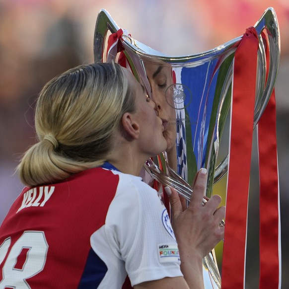 Arsenal&#039;s Chloe Kelly kisses the winner trophy after her team won the women&#039;s Champions League final soccer match between Arsenal and FC Barcelona at the Jose Alvalade stadium in Lisbon, Sat ...
