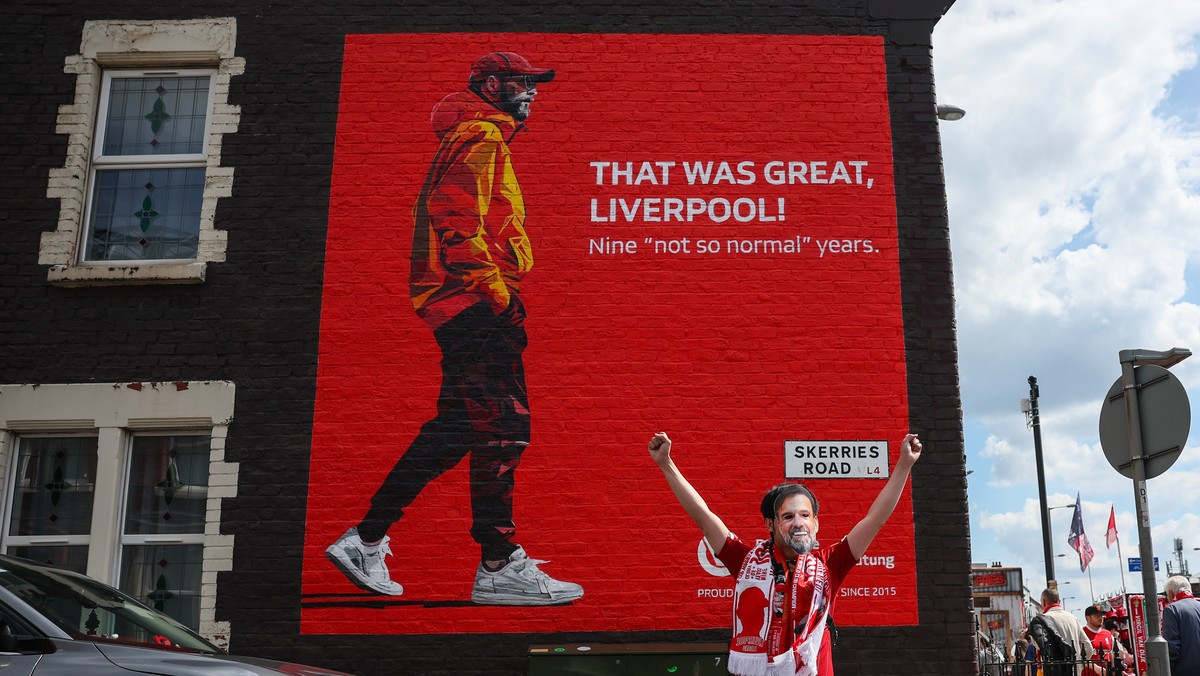 epa11319650 A fan poses in front of a new mural of Liverpool manager Jurgen Klopp ahead of the English Premier League soccer match between Liverpool FC and Tottenham Hotspur in Liverpool, Britain, 05  ...