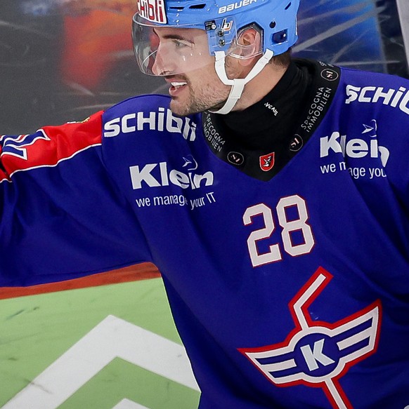 Axel Simic (EHCK) jubelt nach seinem Treffer zum 2:0 waehrend der Meisterschaftspartie der National League zwischen dem EHC Kloten und dem HC Ambri Piotta, am Sonntag, den 7. Dezember 2025, in der Swi ...