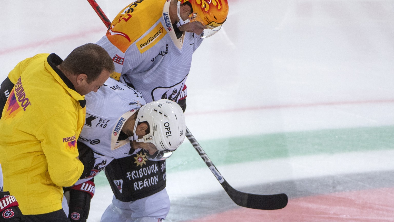 Fribourgs, Julien Sprunger, in seinem 800 NL Spiel fuer Fribourg, verlasest verletzt das Eis, waehrend dem Meisterschaftsspiel der National League, zwischen den SCL Tigers und dem HC Fribourg-Gotteron ...