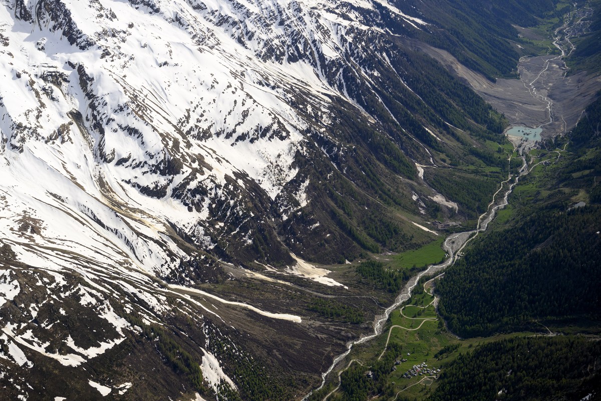 KEYPIX - The Oigschtchummun Glacier, left, which is slowly collapsing into the Loetschental valley is pictured, in Blatten, Thursday, May 21, 2026. A new landslide risk sparks concern above Blatten, a ...