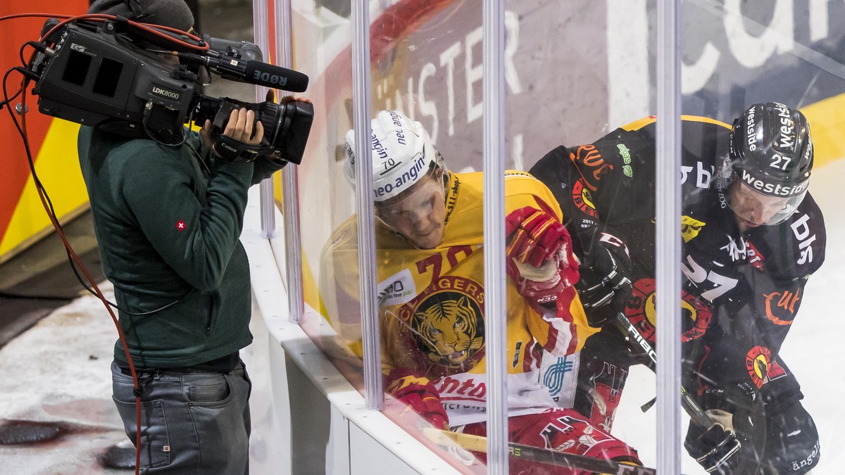 Ein Kameramann des SRF filmt einen Zweikampf waehrend dem Eishockey-Meisterschaftsspiel der National League zwischen dem SC Bern und den SCL Tigers am Samstag, den 6. Januar 2018 in der Postfinance Ar ...
