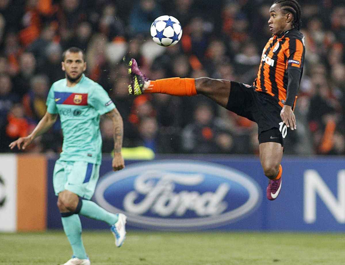 Shakhtar Donetsk's Willian (R) controls the ball ahead of Barcelona's Daniel Alves during the second leg of their Champions League quarter-final soccer match at the Donbass Arena in Donetsk  ...