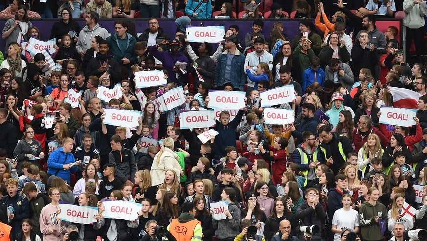 epa10055809 England supporters react after England&#039;s Beth Mead scored the opening goal during the opening match of the UEFA Women&#039;s EURO 2022 between England and Austria at the Old Trafford  ...