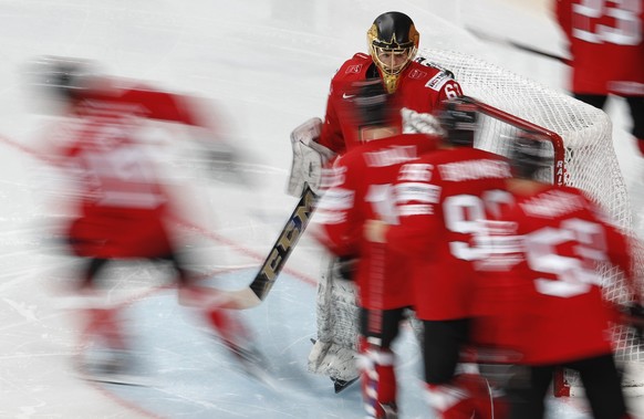 Switzerland&#039;s Leonardo Genoni greets his teammates prior the Ice Hockey World Championships group B match between Switzerland and France in the AccorHotels Arena in Paris, France, Tuesday, May 9, ...