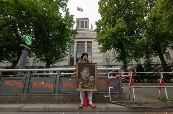 Der russische Exilkünstler protestierte am letzten Freitag vor der russischen Botschaft in Berlin.