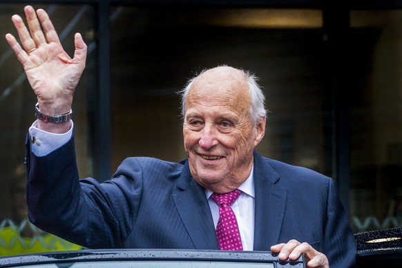 epa13196143 (FILE) - Norway's King Harald waves as he visits Flesberg and Lampeland, Norway, 04 October 2022 (reissued 28 August 2026). King Harald V died at Oslo University Hospital at the age o ...