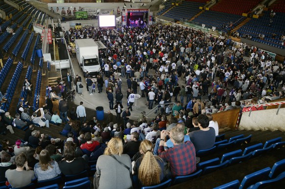 Kloten-Fans beim Event zur Namensänderung der Kloten Flyers in den EHC Kloten. (KEYSTONE/Walter Bieri)