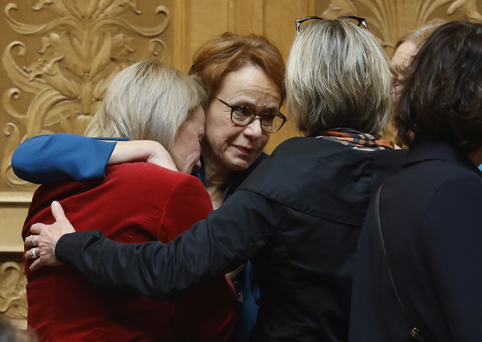 Die unterlegene SP Bundesratskandidatin Eva Herzog, Staenderaetin SP-BS, Mitte, umarmt Elisabeth Schneider-Schneiter, Mitte-BL, Mitte links, und Maya Graf, Staenderaetin GP-BL, rechts, nach der Ersatz ...