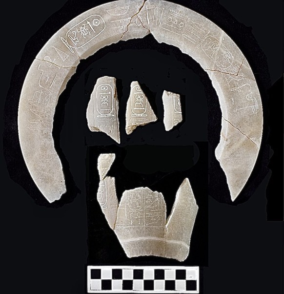 Ein Gefäss aus Ägyptischem Alabaster, das die Kartusche von Thutmosis II. trägt.