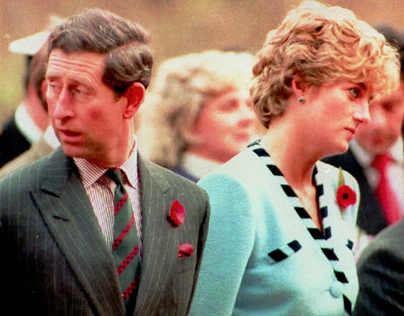 Ein Bild vom 3. November 1992 zeigt Prinz Charles und Prinzessin Diana waehrend eines Besuches in Suedkorea. Am Dienstag, 6. Januar 2004, hatte erstmals seit Prinzessin Dianas toedlichem Unfall ein br ...