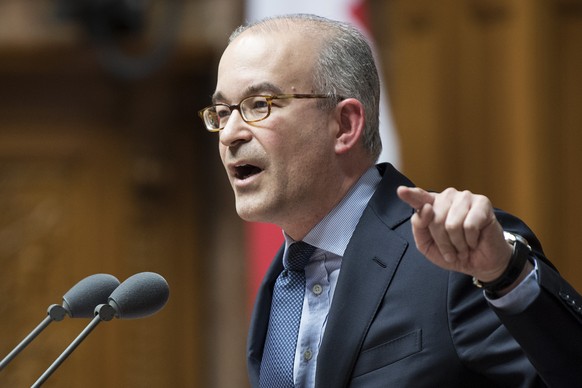 Nationalrat Gregor Rutz, SVP-ZH, spricht waehrend der Diskussion zum Auslaendergesetz und der Steuerung der Zuwanderung und Vollzugsverbesserungen bei den Freizuegigkeitsabkommen, an der Wintersession ...