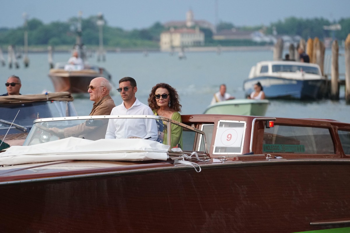 epa12199689 Fashion designer Diane von Furstenberg (C) leaves the Gritti Palace Hotel in Venice, Italy, 26 June 2025, on the day the wedding celebrations of Amazon's founder Jeff Bezos and Lauren ...