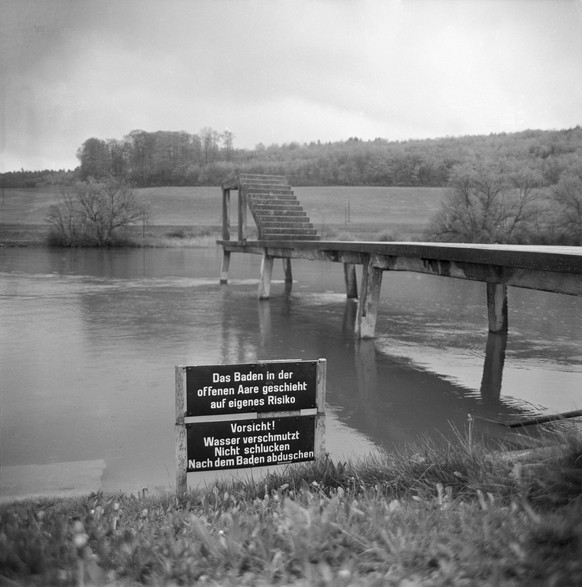 Ein Schild warnt vor dem Baden in der verschmutzten Aare im Strandbad Solothurn, aufgenommen im Sommer 1966. (KEYSTONE/Str)