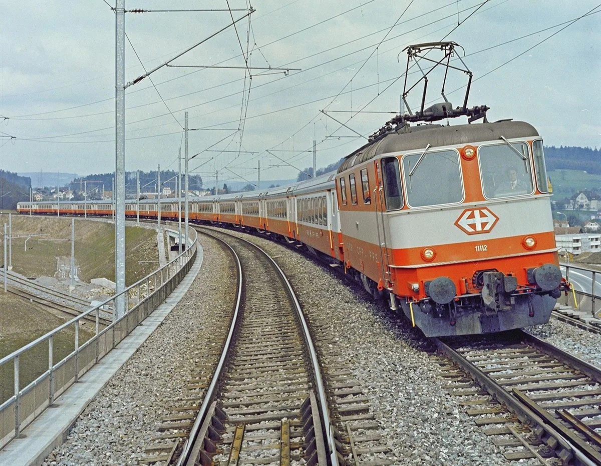 Le Swiss Express relie Zurich à Berne en 83 minutes.
https://www.sbbarchiv.ch/detail.aspx?ID=478929