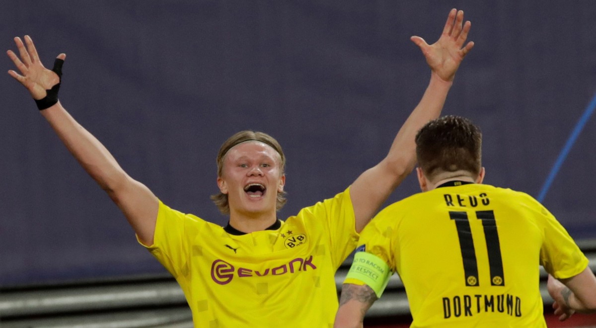 epa09019734 Borussia Dortmund's striker Erling Haaland (L) celebrates with teammate Marco Reus after scoring the 1-3 lead during the first leg of the UEFA Champions League round of 16 soccer matc ...