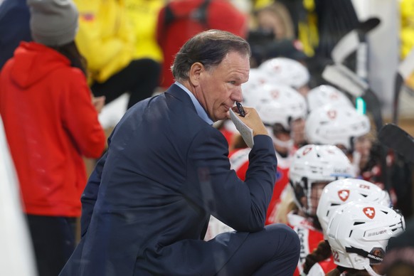 Der Schweizer Trainer Colin Muller im 4. Nationen Turnier der Frauen Eishockey Nationalmannschaft zwischen der Schweiz und Schweden, am Donnerstag, den 29. August 2024 in der Swiss Arena in Kloten..(K ...