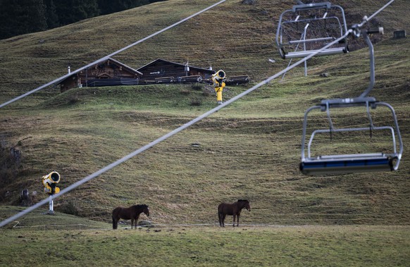 Ein Sessellift und Schneekanone in der Zwischensaison, aufgenommen am Donnerstag, 10. November 2022, in Parpan.(KEYSTONE/Gian Ehrenzeller)