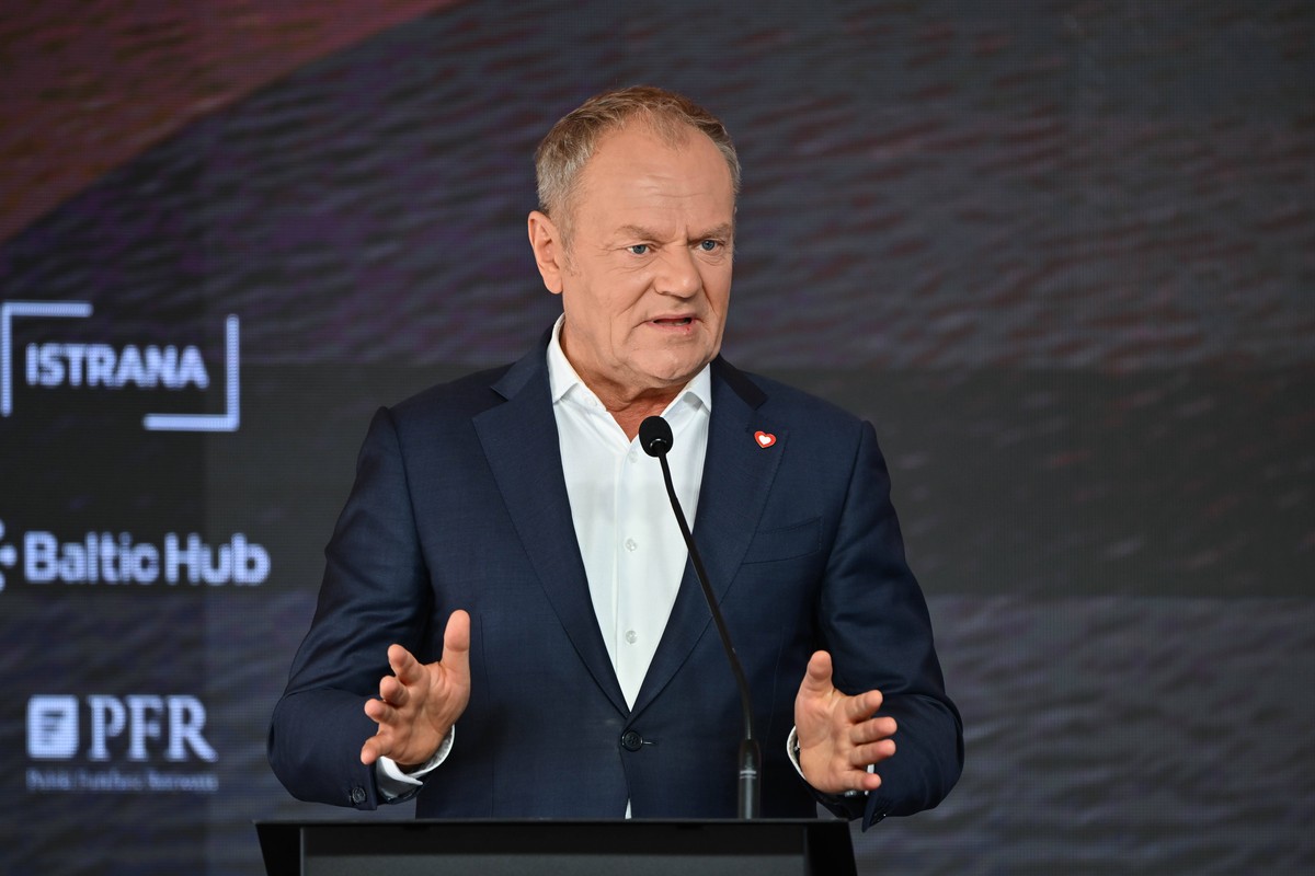 epa13341075 Prime Minister Donald Tusk speaks during the opening of the T5 terminal at Gdansk Port, in Gdansk, northern Poland, 30 October 2026. This is the first Polish terminal designed for the cons ...