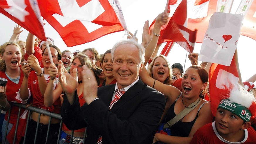 Hundreds of Swiss fans welcome coach Jakob &quot;Koebi&quot; Kuhn, centre, and the Swiss soccer national team at the airport in Zuerich-kloten, Switzerland, on Tuesday June 27, 2006 after they came ba ...