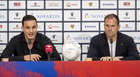 KEYPIX - Praesident David Degen, links, und Sportdirektor Daniel Stucki, rechts, an einer Pressekonferenz des FC Basel 1893 in Basel, am Donnerstag, 22. Mai 2025. (KEYSTONE/Georgios Kefalas)