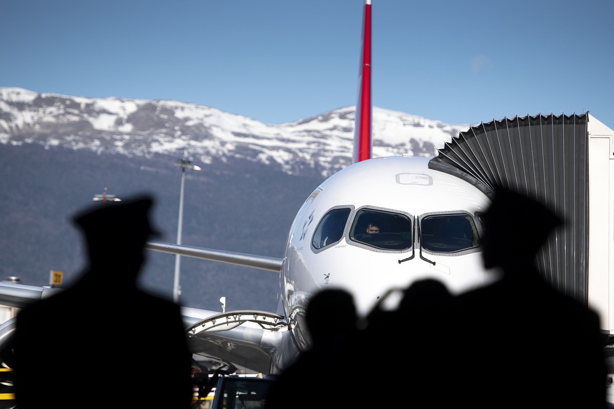 L'equipage, pilote et hotesse, attend devant un avion de la compagnie Swiss International Air Lines sur le tarmac ce lundi 24 fevrier 2020 a l'aeroport de Geneve. L'aeroport internation ...