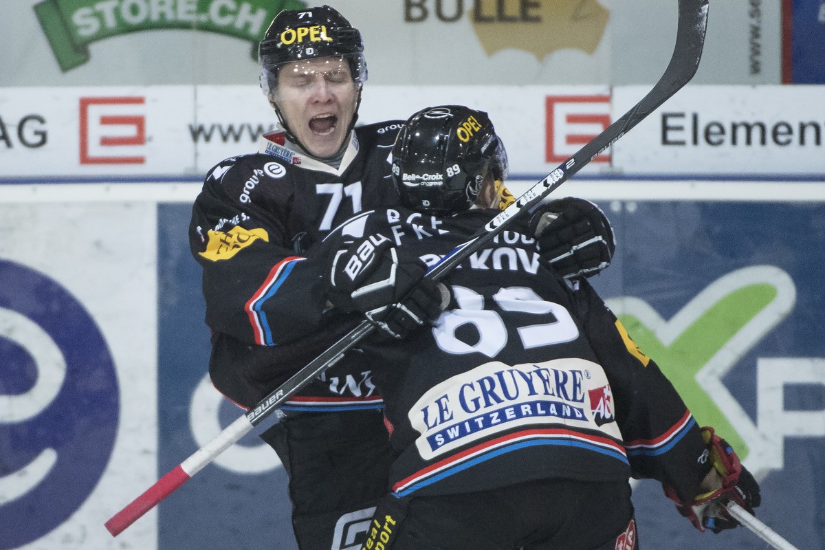 Fribourgs Killian Mottet, links, und Andrei Bykov, rechts, jubeln, waehrend dem Eishockeyspiel der National League A, zwischen dem HC Fribourg-Gotteron und dem EHC Kloten, am Montag 2. Januar 2017, in ...