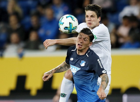 epa06697754 Hoffenheim&#039;s Steven Zuber (L) in action against Hannover&#039;s Pirmin Schwegler (R) during the German Bundesliga soccer match between TSG 1899 Hoffenheim and Hannover 96 in Sinsheim, ...