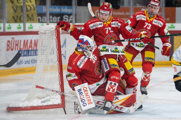 Biels Alexander Yakovenko, rechts, bedraengt seinen eigenen Torhueter Joren Van Pottelbergheim Eishockey Meisterschaftsspiel der National League zwischen dem EHC Biel und dem HC Ajoje, am Dienstag, 23 ...