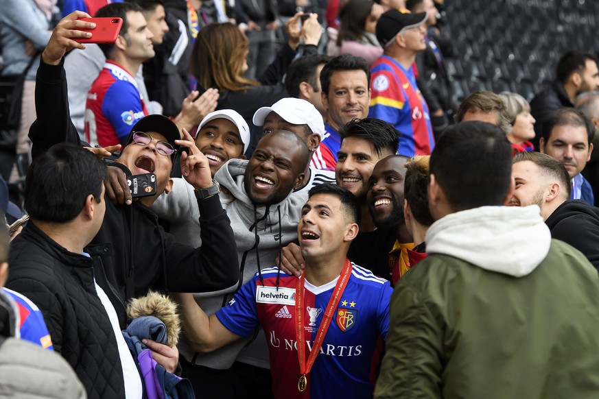 Basels Blas Riveros, mitte, Basels Eder Balanta, Mitte, rechts, nehmen ein Selfie mit die Fans des FC Basel bei den 2-1 Sieg, im Schweizer Fussball Cupfinalspiel zwischen dem FC Basel und dem FC Thun, ...