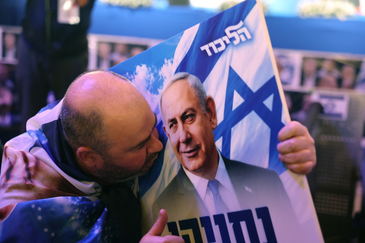 epaselect epa13335326 A supporter of Israeli Prime Minister Benjamin Netanyahu reacts to the first exit polls at a Likud party election event in Jerusalem, 27 October 2026. Israelis headed to the poll ...