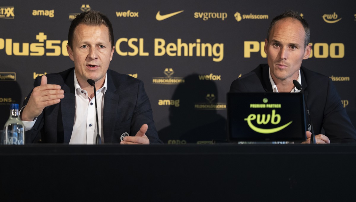Christoph Spycher, neuer VR-Delegierter Sport YB, links, spricht neben Steve von Bergen, neuer Sportchef bei YB, waehrend einer Medienkonferenz, am Mittwoch, 25. Mai 2022 im Stadion Wankdorf in Bern.  ...