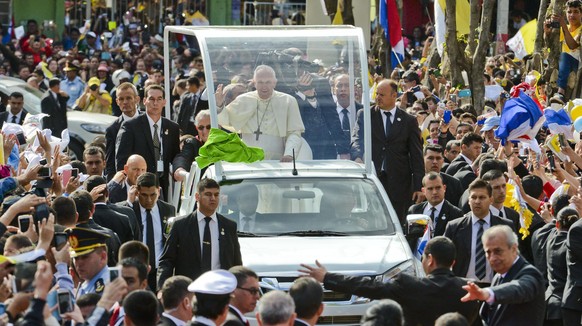 «Es tut mir weh, wenn ich einen Priester oder eine Nonne in einem nagelneuen Auto sehe»: Papst Franziskus.
