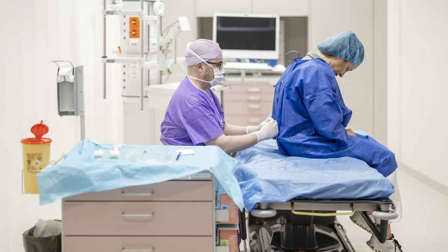 Jose Alejandro Aguirre, Leitender Arzt Insitut fuer Anesthesie, demonstriert fuer die Medien eine gestellte Behandlung im neuen ambulanten Zentrum des Stadtspital Zuerich an der Europaalle anlaesslich ...